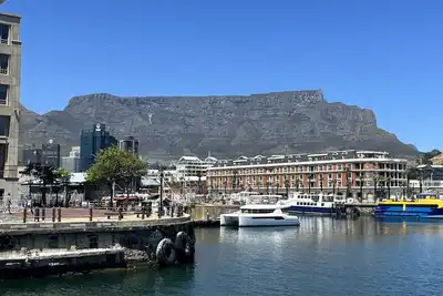 Image de Haut Coin Appartement avec vue sur l'île de Robben et Table Mountain