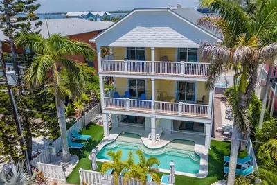 Image de Balcons avec des Peeks dans le golfe, à quelques pas de la plage et un grand spa