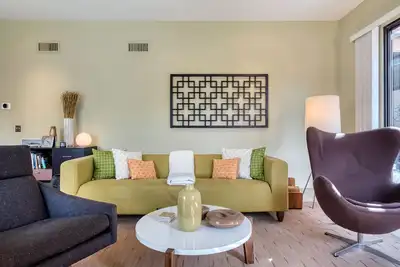 Image de Copropriété magnifique et tranquille sans murs partagés et le tout sur un seul étage.