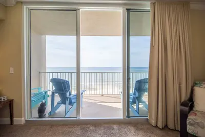 Image de Magnifique condo au 5e étage! Nouvellement redécoré! Service de chaise de plage inclus.
