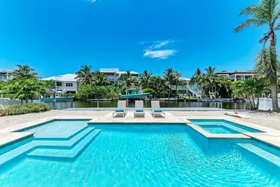 Image de Vente de printemps! Prix réduit jusqu'au 31 mai! Ami Boathouse - Fin nord de luxe de la maison Anna Maria Canal avec piscine privée étincelante et embarcadère!