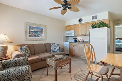 Image de Tropic Breeze Unit 10 Madeira Beach Deuxième Condo étage avec vue sur le Golfe