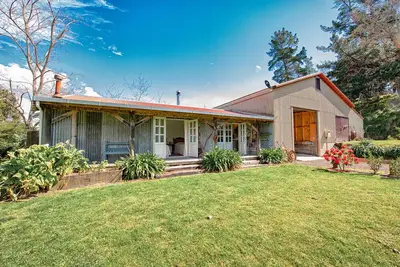 Image de Stable Cottage, un jardin, un étang - réveillez-vous au son des rapides.