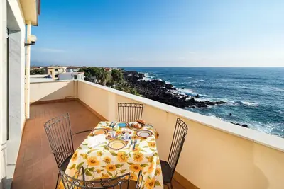 Image de Appartement pieds dans l'eau, avec deux chambres et terrasse avec vue mer et Etna