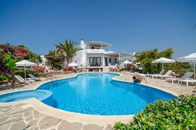 Image de Luxueuse villa avec vue panoramique sur mer, montagnes et îles voisines