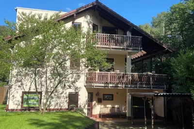 Image de belle maison forestière dans la nature à Ahrweiler, chiens bienvenus