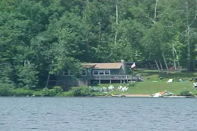 Image de 4 saisons isolée Lakefront Home près de Ski Mountains