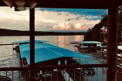 Image de Lakefront Breakwater Bay 2br / 2ba Louez 6 nuits et obtenez-en une gratuitement! Canal Principal!