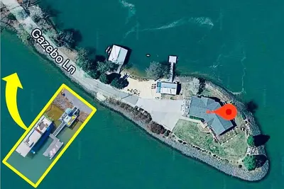 Image de Luxe 5 Br Peninsule Lac Maison Vues panoramiques! Plage privée et Doc. Location de bateaux.