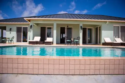 Image de Maison privée et au bord de l'eau avec maison turquoise