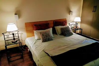 Image de Chambre privée dans Studio avec pelouse verte