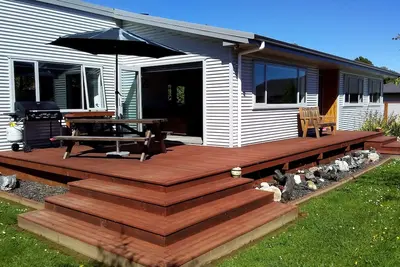 Image de Maison de vacances moderne de style 'Kiwi Bach', si proche de la plage!