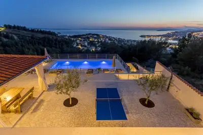 Image de Emplacement incroyable avec vue sur la ville, la mer et les îles. .