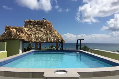 Super endroit. Vue imprenable sur le toit avec piscine, suites propres et modernes.