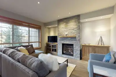 Image de Un spa privé à quelques pas du golf Nick North et du lac Green par Harmony Whistler