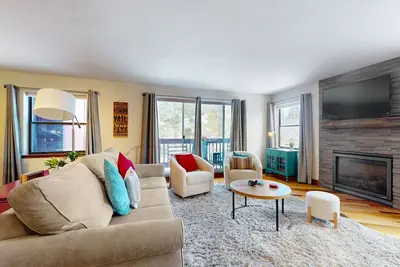 Image de Ski-in / out condo w / piscine partagée, bain à remous et sauna-balcon et cheminée