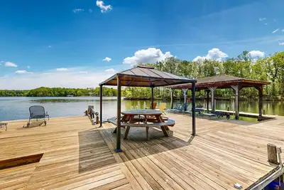 Image de Nouvelle Liste! Maison au bord du lac avec quai, fosse en fer à cheval, barbecue et foyer!