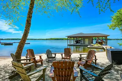 Image de Maison nouvellement construite au bord de l’eau avec cinéma maison, toboggan, etc.