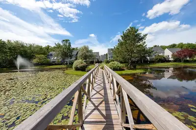 Image de Condo de style Cape Cod avec grill et piscine partagée, sauna, salle de gym - près de la plage