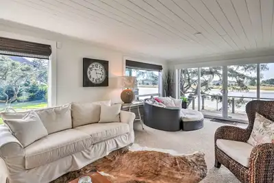 Image de Waterfront Seaside Beach Accueil w \/ Vues & Hot Tub!