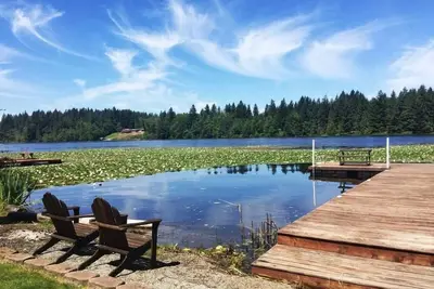 Image de Propriété au bord du lac! Dock privé! Près du mont. Parc animalier Rainier et Nw Trek