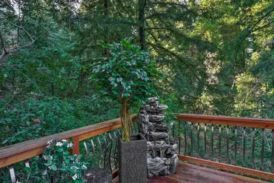 Image de Riverfront Cottage à Redwoods w \/ Decks + Beach!