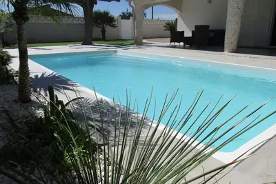 Image de Villa individuelle, climatisée, piscine chauffée-sécurisée, 5' plage-mer, wifi.