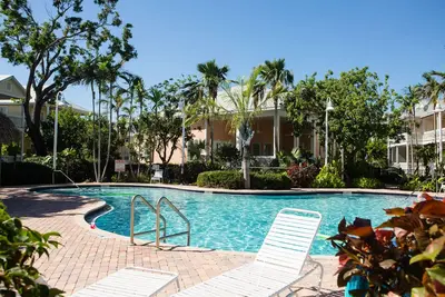 Image de Luxury Island Home, près de tout, piscine, parking, chaises de plage et 7 vélos!