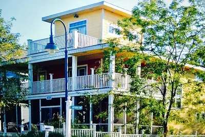 Image de Corner Shop Hope - Meilleur emplacement sur Beachwalk Lane