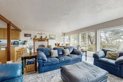 Image de Bayfront maison chien-friendly avec vue sur la baie et l'océan, endroit calme