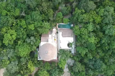Image de Suite privée dans la jungle avec kitchenette, chambre privée et climatisation
