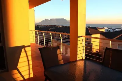 Image de Une vue imprenable sur la montagne de la Table et la mer