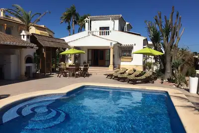 Image de Villa individuelle avec piscine privée chauffée. Climatisation complète toutes les chambres. Wifi gratuit.