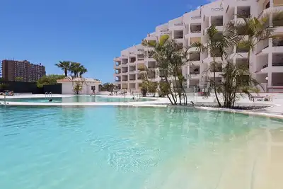 Image de Appartement San Marino avec piscine chauffée, à 450 mètres de plage, Wifi, Sat-Tv
