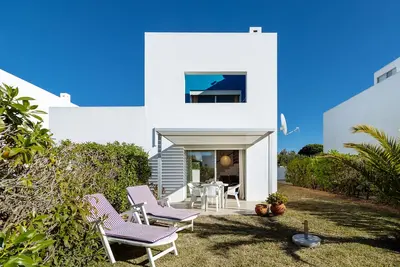 Image de Charmante petite maison avec vue sur la piscine et la mer