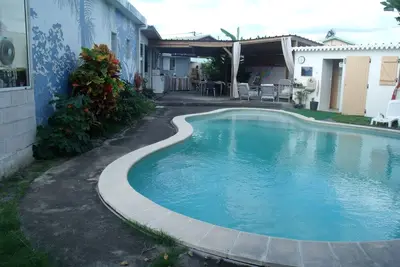 Image de Kaz Bory spacieuse, indépendante, jardin tropical, piscine.