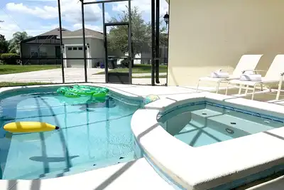 Image de Villa avec 4 chambres, 4 salles de bains avec salle de jeux, piscine privée et spa située dans la localité du complexe