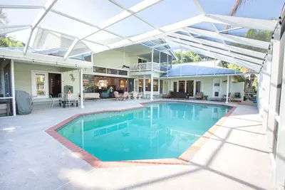 Belle grande maison de piscine sur 1 acre. 6 chambres à coucher / 4 salles de bain, Animaux acceptés
