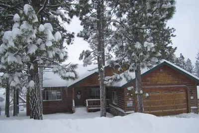 Image de Big Bear Lake Cabin: 3b / 2b - 1/2 mile de Snow Summit. Marchez vers le lac. Jacuzzi.
