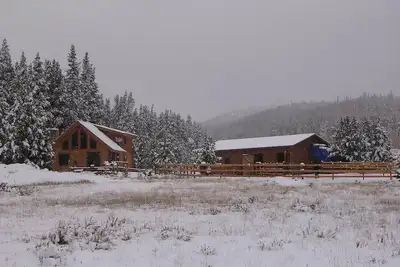 Image de Belle, Secluded Log Cabin sur 10 acres 24 Miles From Breckenridge (Fairplay)