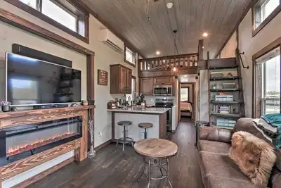 Image de Nouveau! Modern Morganton Tiny Home avec accès au bain à remous!