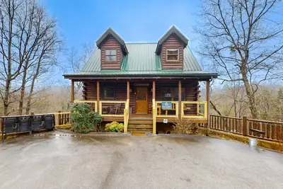 Cabine avec vue sur la montagne avec bain à remous privé, salle de jeux et piscine commune!