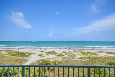 Image de Une vue imprenable depuis ce balcon enveloppant de 44 'donnant directement sur l'océan