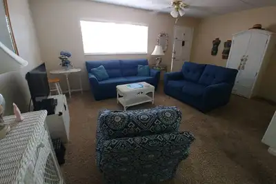 Image de Condo meublé d'une chambre. Vue sur l'eau, piscine chauffée, salle de bain en marbre rénovée.