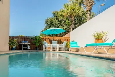 Image de Belle maison de plage de cacao, propre piscine chauffée, à quelques pas de la plage