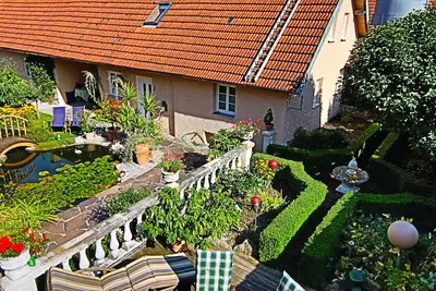 Image de Cottage dans le jardin dans une idylle rurale