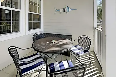 Image de Condo rez de chaussée dans 30a. Accès facile à toutes les commodités de la communauté! Mises à niveau à travers et tous les téléviseurs à écran plat