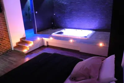 Image de chambre romantique avec spa privatif