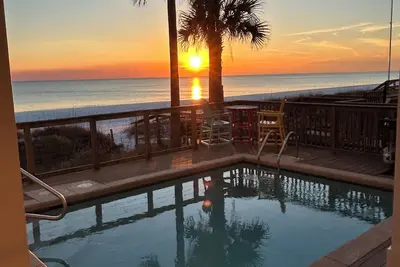 Image de 4 chambres 3. 5 salles de bains Oceanfront Beach House w Pool & Hot Tub - Directement sur la plage!