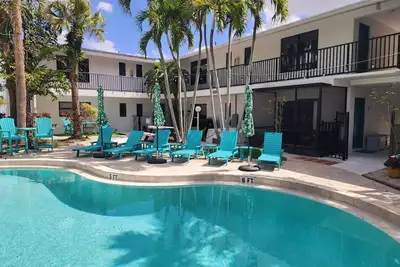 Image de Studio King avec Piscine et Accès au Canal